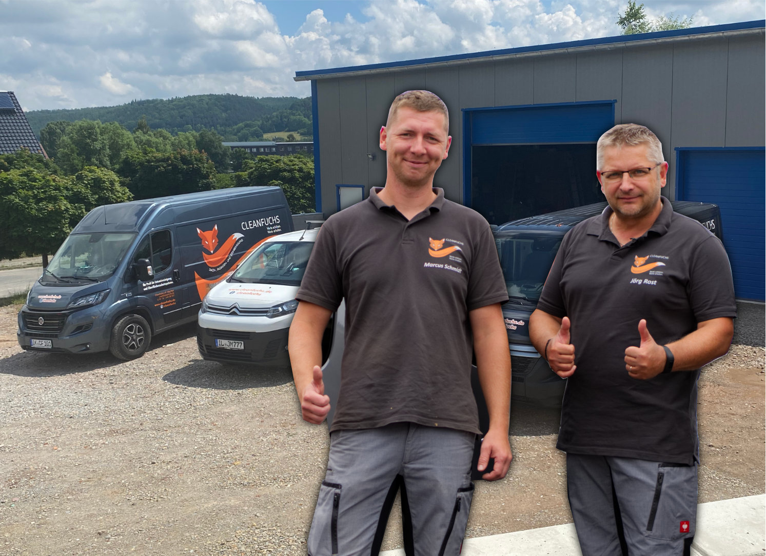 Jörg Rost und Marcus Schmidt vor den Cleanfuchs-Fahrzeugen